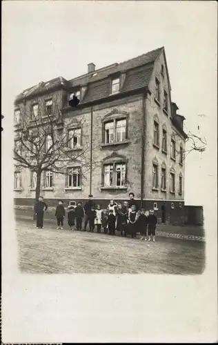 Foto Ak Ebersbrunn Lichtentanne Sachsen, Kinder vor einem Wohnhaus