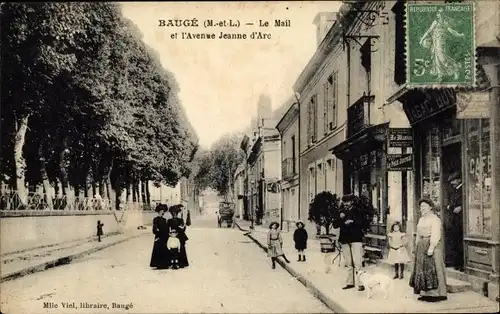 Ak Baugé Maine et Loire, Le Mail et l'Avenue Jeanne d'Arc