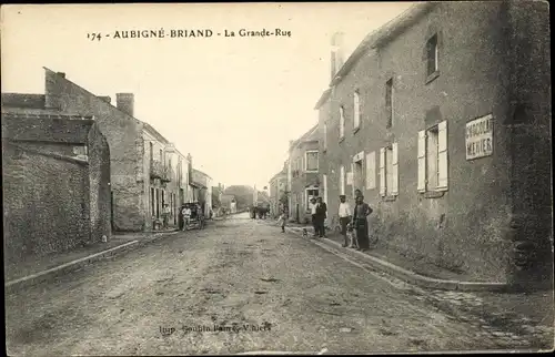 Ak Aubigne Briand Maine-et-Loire, La Grande Rue