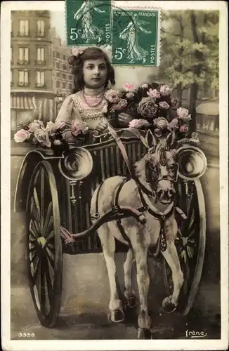 Ak Mädchen in einer Kutsche, Fotomontage