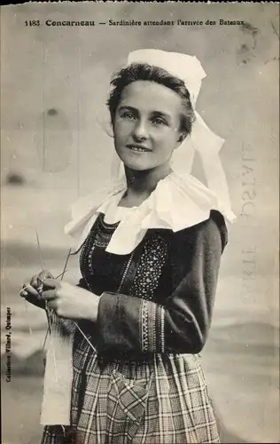 Ak Concarneau Finistère, Sardiniere attendant l'arrivee des Bateaux, strickende Frau