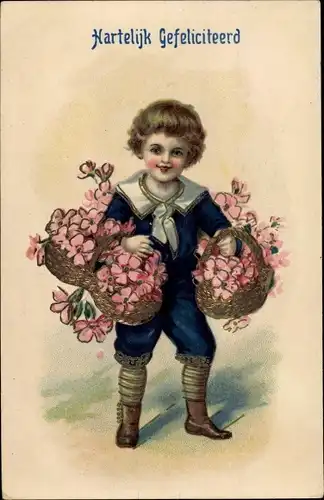 Ak Glückwunsch, Hartelijk Gefeliciteerd, Junge mit Körben voller Blumen