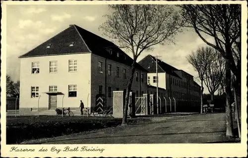 Ak Freising in Oberbayern, Kaserne des Erg. Batl, Straßenpartie