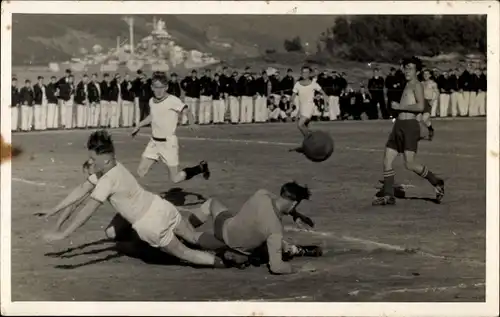 Foto Ak Fußballspiel, Zweikampf, Torwart, Stürmer, Foul