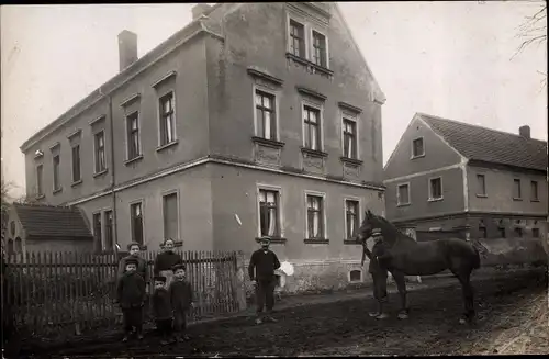 Foto Ak Wagelwitz Cannewitz Grimma in Sachsen, Familie mit Pferd vor einem Wohnhaus