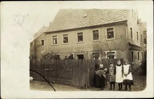 Foto Ak Mittweida in Sachsen, Haus mit Garten, Anwohner, Hund