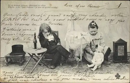 Ak La Poupee Malade, Junge und Mädchen mit Puppe