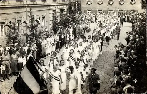 Foto Ak Roßwein im Mittelsächsischen Bergland, Festumzug, Soldaten, Fahnen, Kolonialwarenhandlung