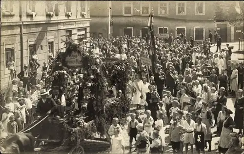 Foto Ak Roßwein Sachsen, Sängerfest 1923, Festumzug, Festwagen Krug zum grünen Kranze