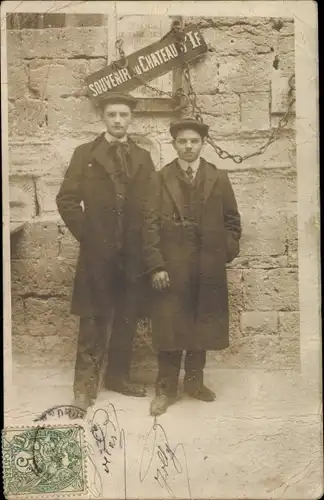 Foto Ak Bouches du Rhône, Ganzkörperportrait zweier Jungen am Château