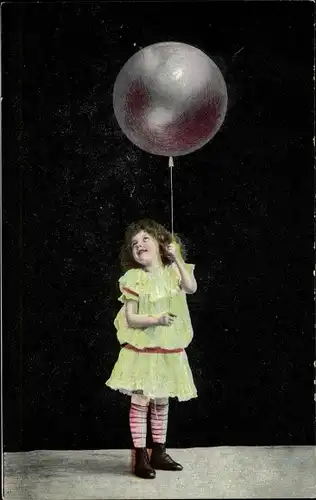 Ak Mädchen mit Luftballon