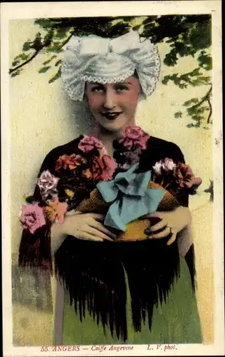 Ak Angers Maine et Loire, Coiffe Angevine, Frau in Tracht