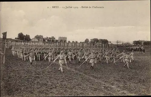 Ak Metz Moselle, 14 Juillet 1919, Defile de l'Infanterie