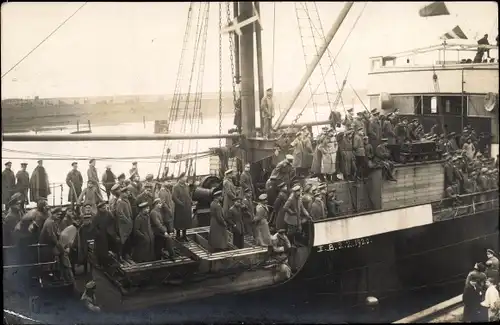 Foto Ak Segelschiff, Seeleute, Matrosen, Schiffsbesatzung
