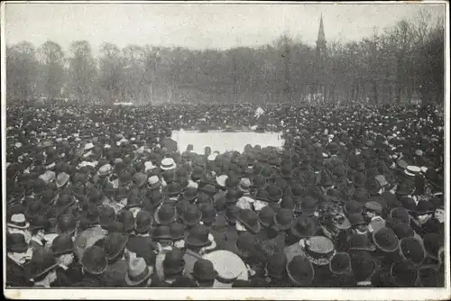 Ak Berlin Wedding Gesundbrunnen, Adolf Hoffmann spricht im Humboldthain