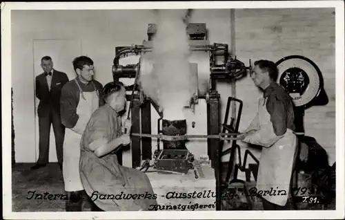 Ak Berlin Charlottenburg Westend, Internationale Handwerks Ausstellung 1938, Kunstgießerei