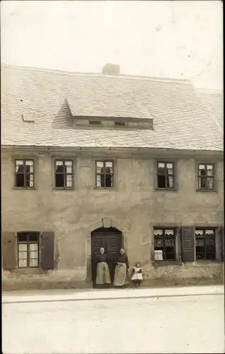 Foto Ak Röda Leisnig in Sachsen, Frauen und Mädchen vor einem Wohnhaus