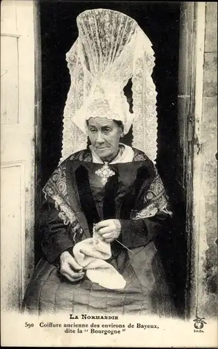 Ak La Normandie, Coiffure ancienne des environs de Bayeux, strickende Frau in normannischer Tracht