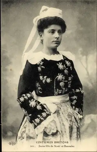 Ak Costumes Bretons, Jeune fille de Scaer et Bannalec