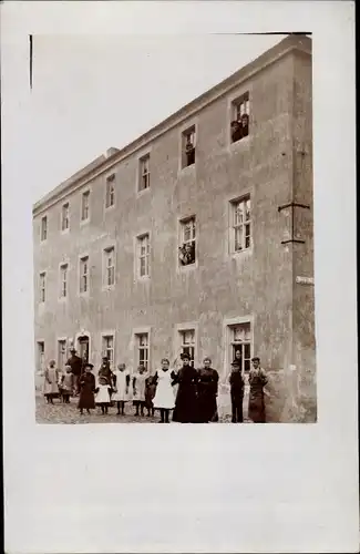 Foto Ak Dahlen in Sachsen, Anwohner vor einem Wohnhaus, Bergstraße