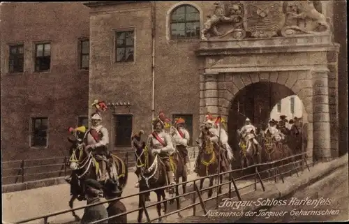 Künstler Ak Torgau an der Elbe Nordsachsen, Schloss Hartenfels, Ausmarsch der Geharnischten