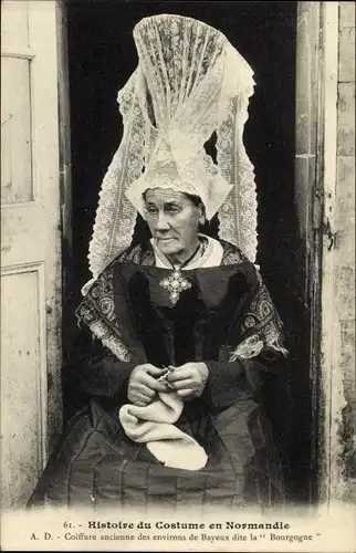 Ak Histoire du Costume en Normandie, strickende Frau in normannischer Tracht