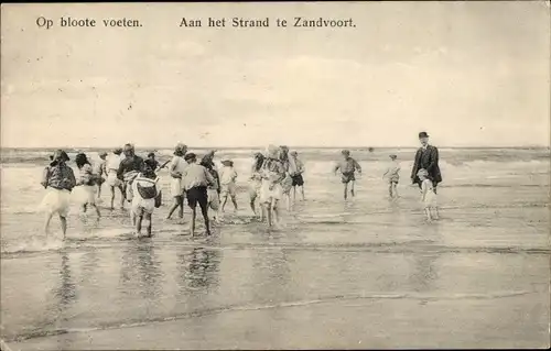 Ak Zandvoort Nordholland, Aan het Strand, Op bloote voeten