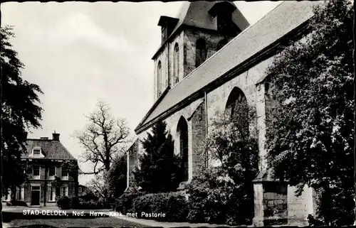 Ak Delden Hof van Twente Overijssel Niederlande, Ned. Herv. Kerk met Pastorie