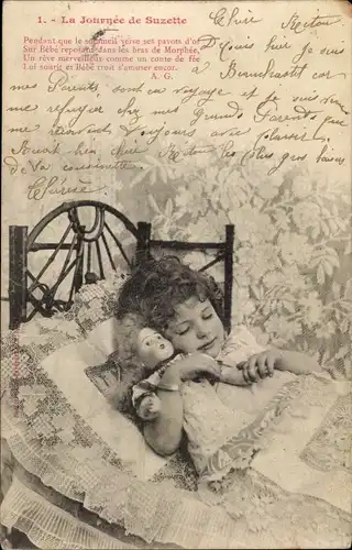 Ak La Journee de Suzette, Mädchen im Bett mit Puppe im Arm