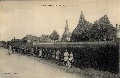 Ak Notre Dame de Courson Calvados, Vue de la Rue, Enfants