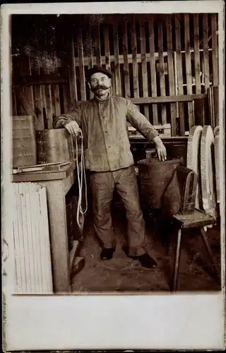 Foto Ak Hamburg, Wollkämmerei, Handwerker in seiner Werkstatt, Portrait, Stühle