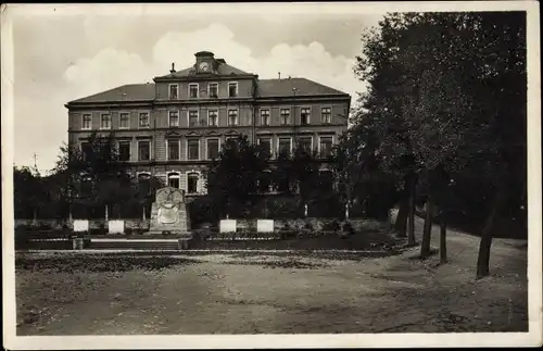 Ak Burkhardtsdorf im Erzgebirge, Schule, Denkmal