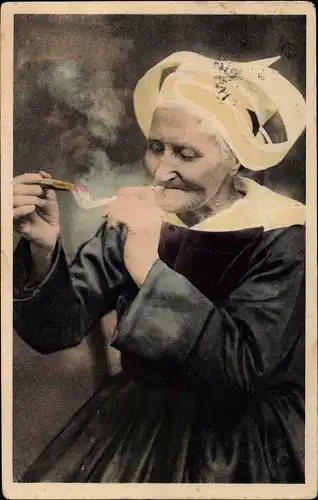 Künstler Ak Chateaulin Pleyben Finistère, Frau in bretonischer Tracht raucht Pfeife
