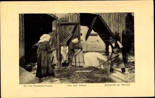 Ak Vor der Tenne, Bauern beim Strohdreschen