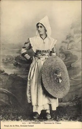 Ak Thiers Puy de Dôme, Auvergne, Frau in Tracht