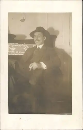 Foto Ak Rauchender Mann im Anzug mit Hut