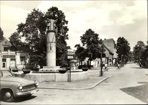 Ak Weißwasser in der Oberlausitz, Bahnhofstraße und Glasmacherbrunnen, Auto