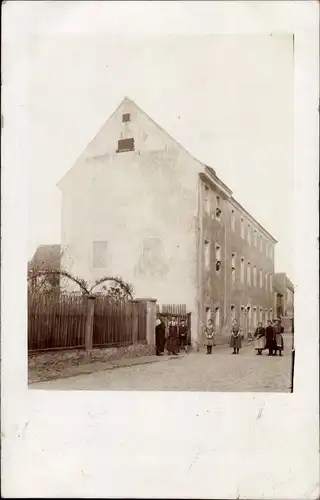 Foto Ak Dahlen in Sachsen, Personen vor einem Wohnhaus