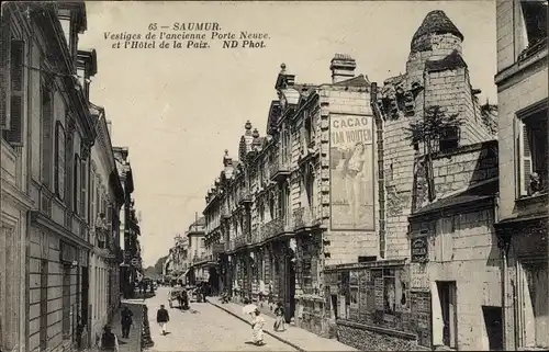 Ak Saumur Maine et Loire, Vestiges de l'ancienne Porte Neuve et l'Hotel de la Paix