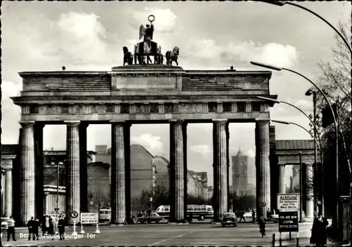 Ak Berlin, Brandenburger Tor, Grenze BRD / DDR, Schild