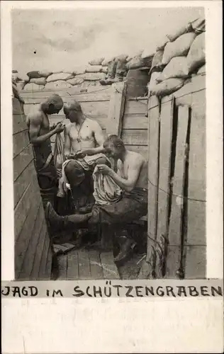 Foto Ak Jagd im Schützengraben, Deutsche Soldaten mit verlauster Kleidung