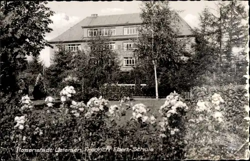 Ak Uetersen in Schleswig Holstein, Ansicht der Friedrich Ebert Schule, Blumen