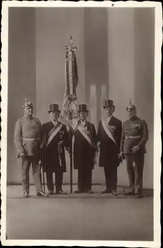 Foto Ak Chemnitz Sachsen, Soldaten in Uniformen, Männer mit Zylindern, Fahne