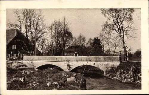 Ak Schweiz, Reklame, Chocolat Klaus, Männer auf einer Brücke, Flusspartie