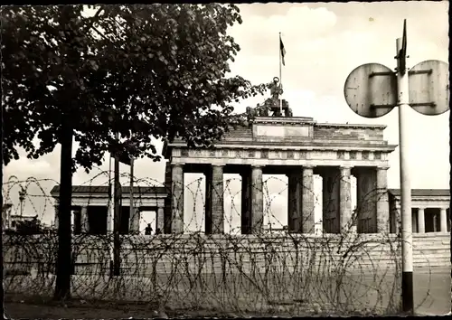 Ak Berlin, Brandenburger Tor nach dem 13. August 1961, Berliner Mauer