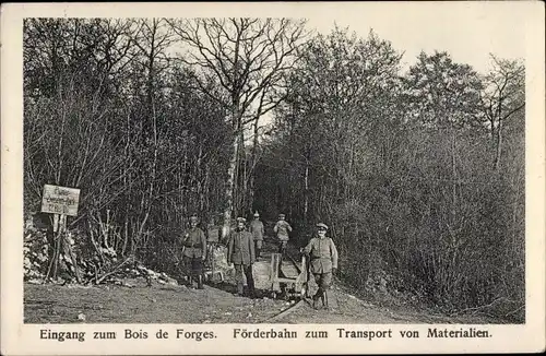 Ak Bois de Forges Indre et Loire, Förderbahn zum Transport von Materialien, deutsche Soldaten