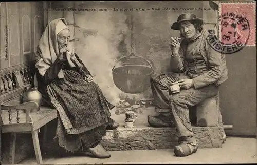 Ak Quimper Finistère, Vieillards, Rauchender Mann und Frau in bretonischen Trachten