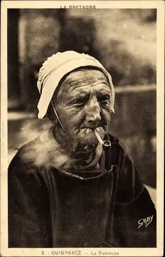Ak Quimper Finistère, Rauchende alte Frau in bretonischer Tracht