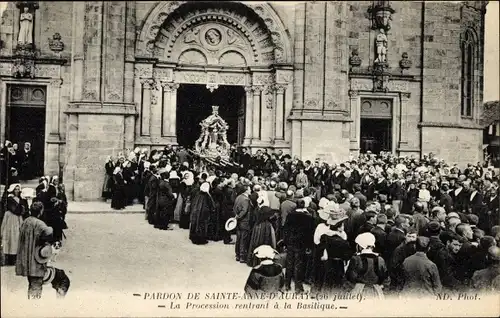 Ak Sainte Anne d'Auray Morbihan, La Procession rentrant a la Basilique