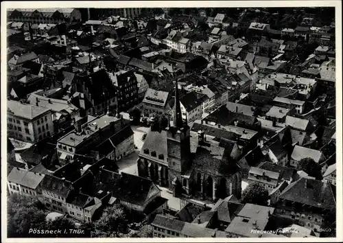 Ak Pößneck in Thüringen, Fliegeraufnahme der Stadt mit Kirche